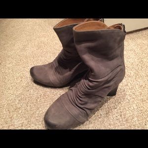 Earthies boots 6.5